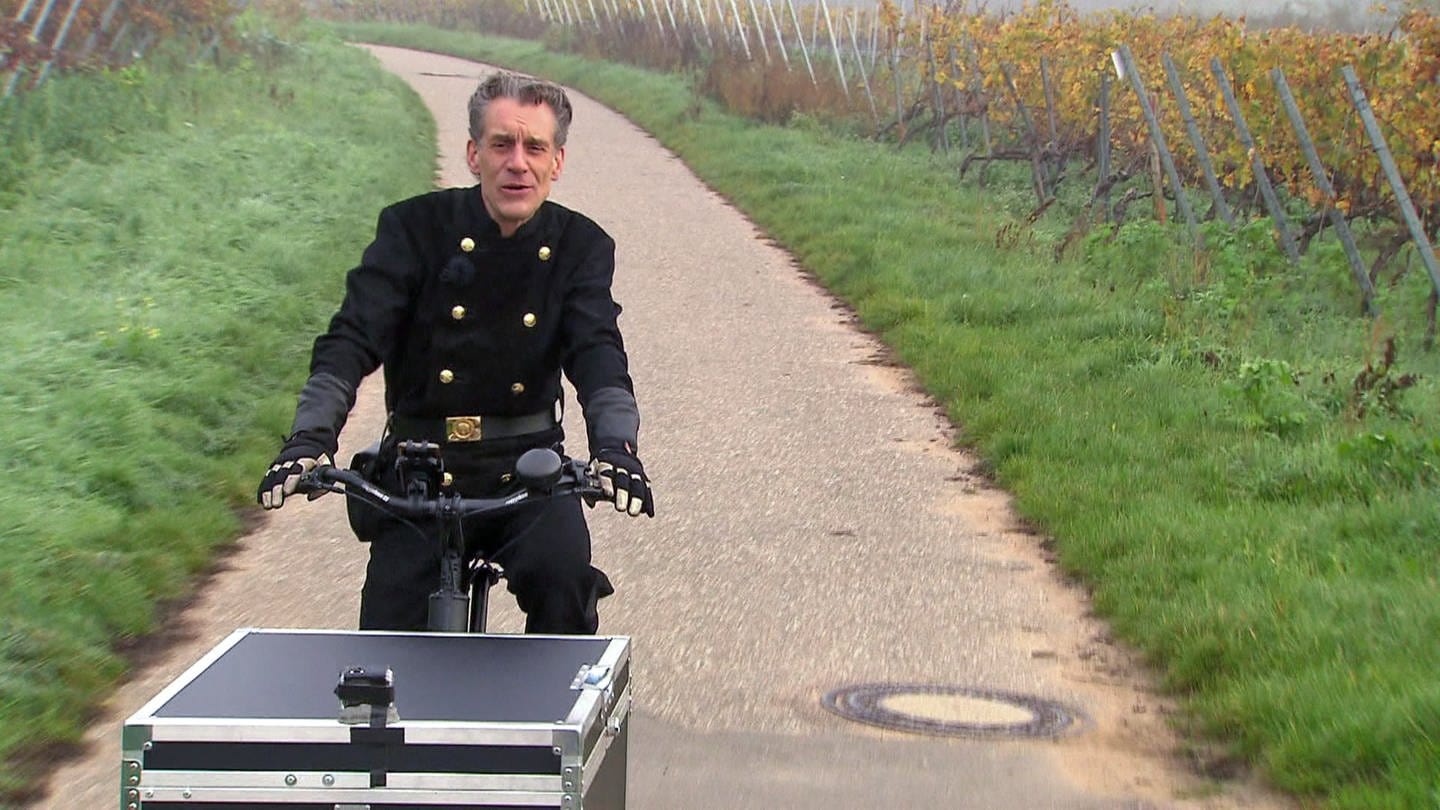 Schornsteinfeger Markus Remy ist statt mit einem Dienstwagen mit einem Elektro-Lastenrad unterwegs und zieht damit die Blicke auf sich. (Foto: SWR)