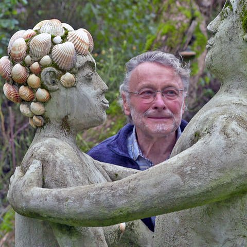 Künstler Karl Friedrich Renner und seine Skulpturen (Foto: SWR)
