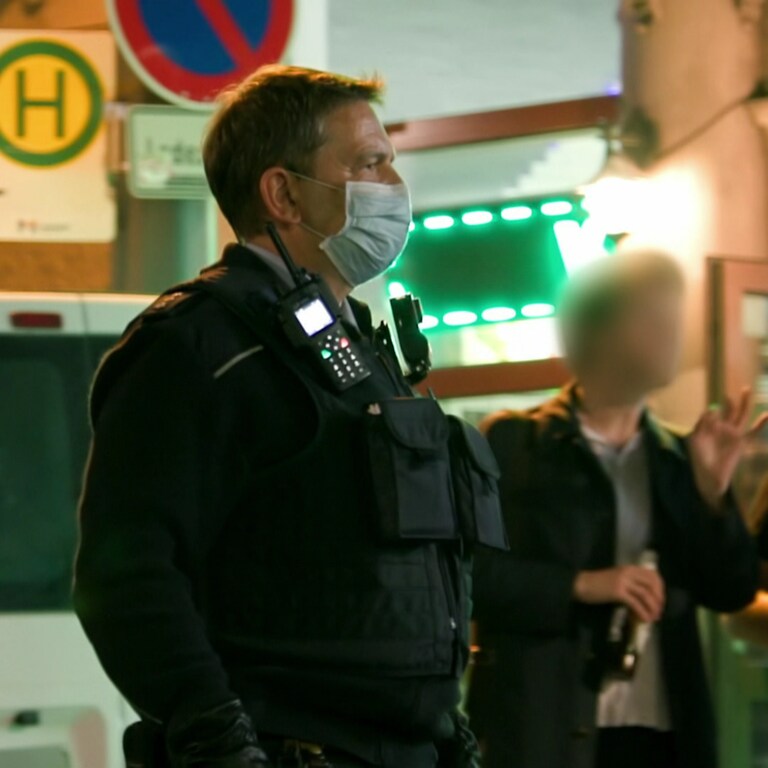 Die Polizei hat am Mainzer Hauptbahnhof mit vielen betrunkenen Personen zu tun. (Foto: SWR)