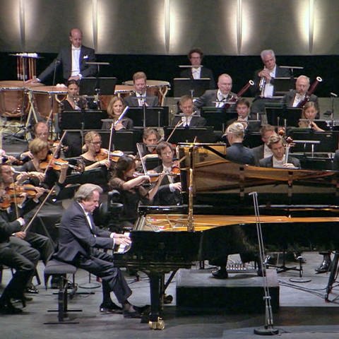 Pianist Rudolf Buchbinder tritt mit der Deutschen Radio Philharmonie in der Rheingoldhalle Mainz auf. (Foto: SWR)