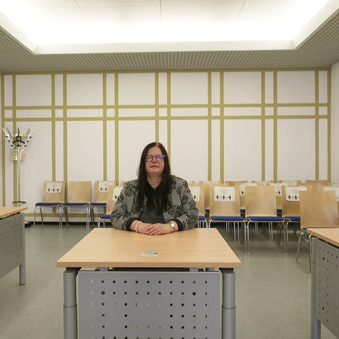 Reinhild Rahn sitzt in einem Gerichtssaal. (Foto: SWR)