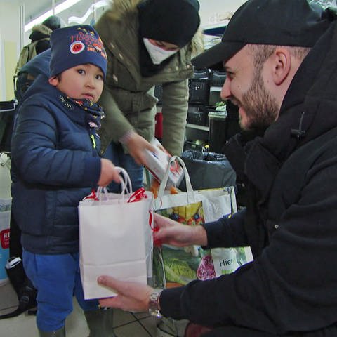 Am Nikolaustag verteilte Ferhat Epik 300 Geschenktüten an bedürftige Kinder der Mainzer Tafel. (Foto: SWR)