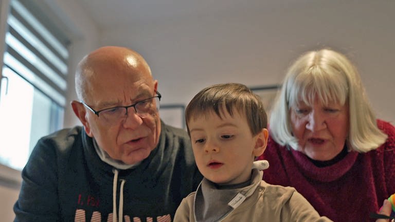 Enkel Jannik spielt mit Opa und Oma Stehle. (Foto: SWR)