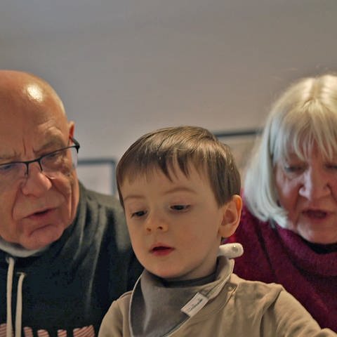 Enkel Jannik spielt mit Opa und Oma Stehle. (Foto: SWR)