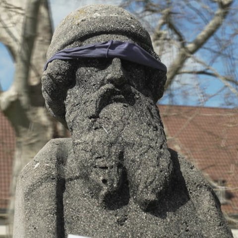 Die Johannes Gutenberg Statue auf dem Mainzer Uni-Campus mit verbundenen Augen (Foto: SWR, SWR)