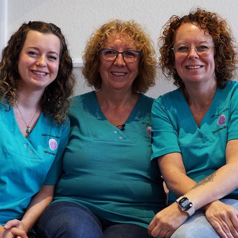 Mira, Inge und Brigitte arbeiten in drei Generationen als Geburtshelferinnen. (Foto: SWR)
