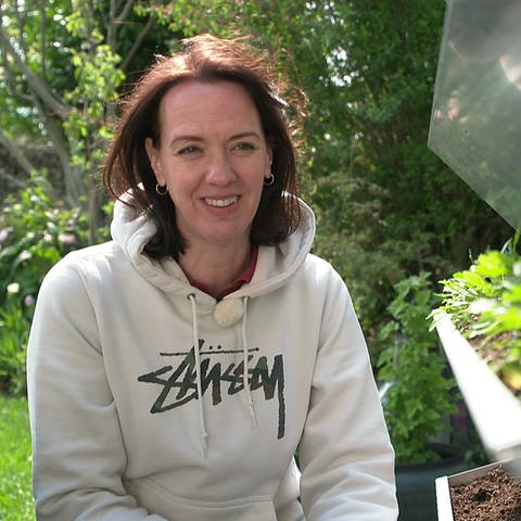 Mit der Zeit und viel "Learning by doing" eignete sich Sonja Di Leo mit der Zeit ihr Gartenwissen an. (Foto: SWR)