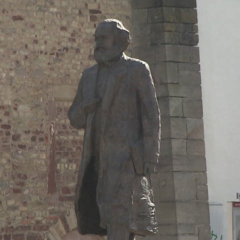 Als die Karl-Marx-Statue am 5. Mai 2018 in Trier aufgestellt wurde, sorgte sie für Diskussionen und Aufruhr. (Foto: SWR)