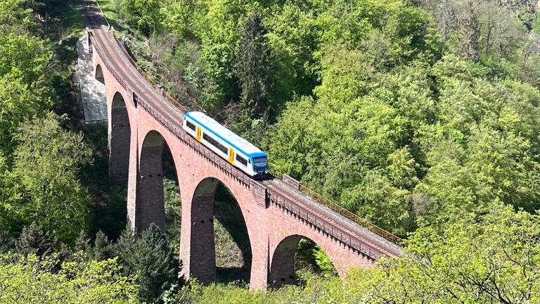Hubertus-Viadukt über der Hubertus-Schlucht mit der Hunsrück-Bahn (Foto: SWR)