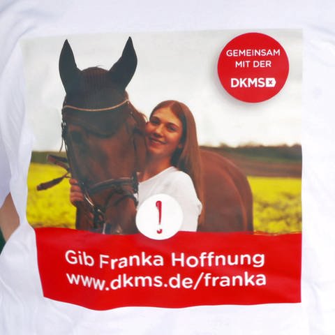 Werbung für die Aktion Solidarität mit Franka auf einem T-Shirt-Rücken (Foto: SWR)