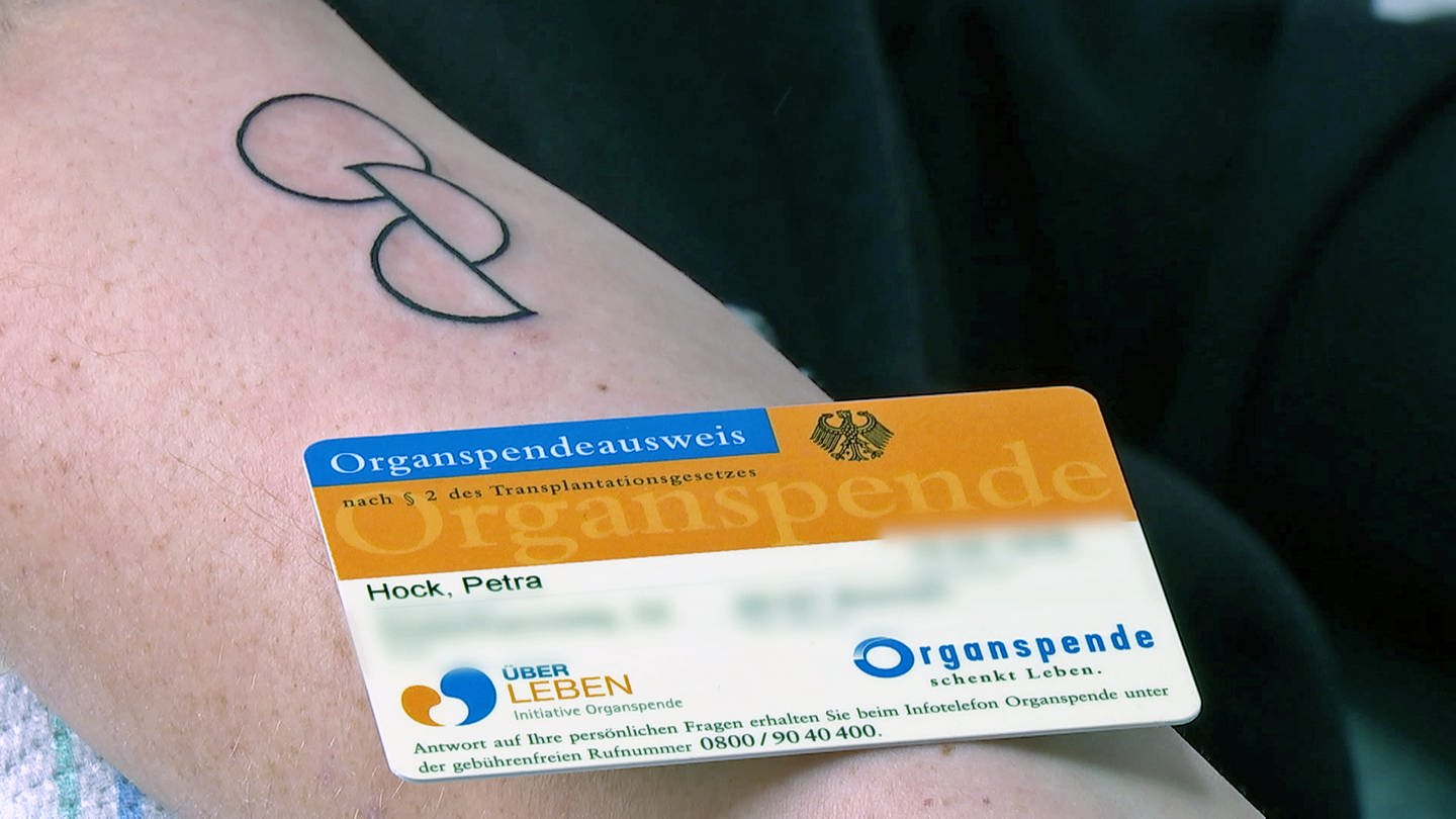 Organspendetatoo und Organspendeausweis (Foto: SWR)