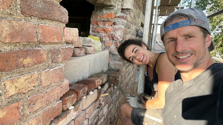Hannah und Markus machen bei der Renovierung ihres neuen Zuhauses viel selbst. (Foto: SWR)