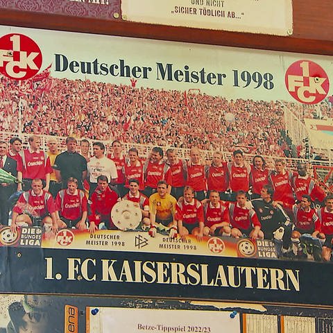 Poster mit Aufschrift 1. FCK Deutscher Meister 1998 (Foto: SWR, SWR)