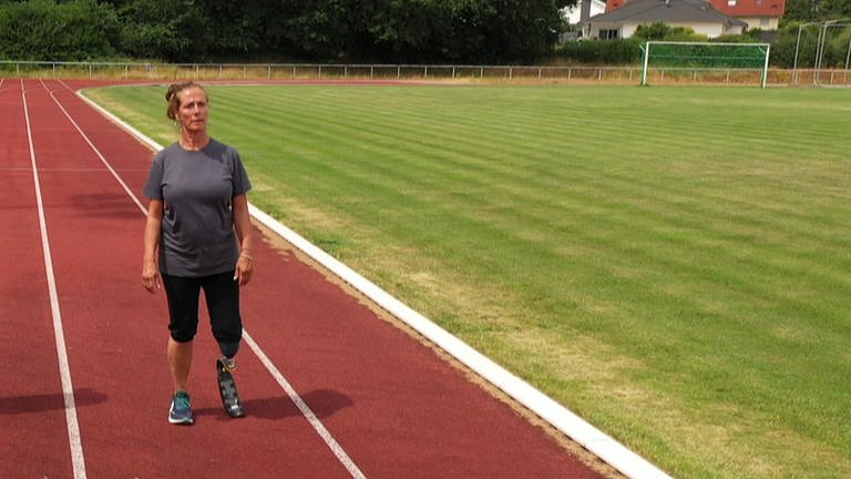 Mit ihrer Sportprothese kann Sybille Jung endlich wieder rennen. Ihr großes Ziel: der New York-Marathon. (Foto: SWR)