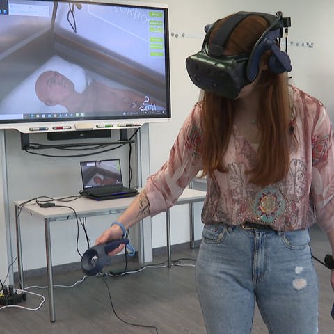 Nena Sabath macht eine Ausbildung zur Krankenpflegerin und übt mit einer Virtual-Reality-Brille. (Foto: SWR)