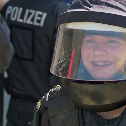 Mädchen mit Polizeihelm und in Schutzuniform (Foto: SWR)