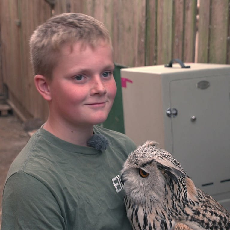 Der Umgang mit den Greifvögeln lässt den 11-jährigen Elias regelrecht aufblühen. (Foto: SWR)