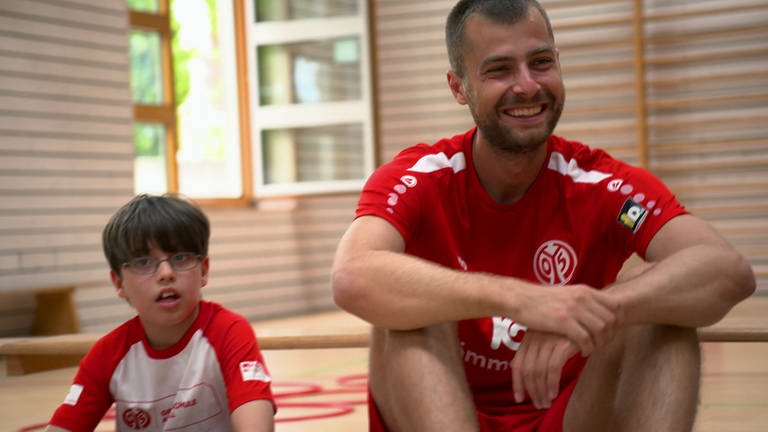Mainz 05-Profis Alex Hack und Amen Barkok lassen Kinderherzen höher schlagen. (Foto: SWR)