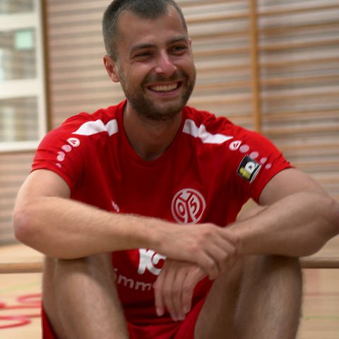 Mainz 05-Profis Alex Hack und Amen Barkok lassen Kinderherzen höher schlagen. (Foto: SWR)