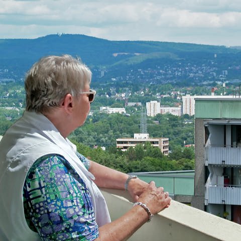 Hannelore Knoll wohnt seit den 80ern in der Hochhaussiedlung "Elsa" in Mainz (Foto: SWR)