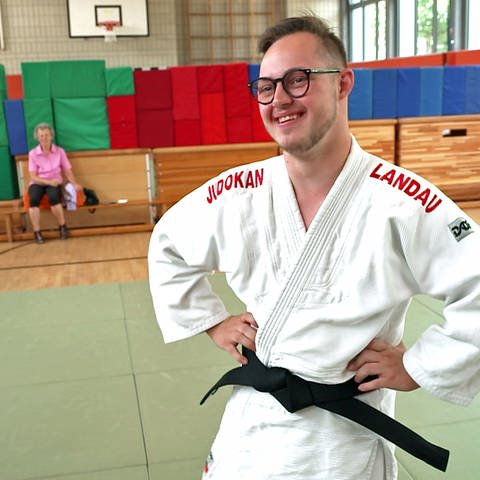 Matti Hemberger freut sich über den Schwarzen Gürtel. (Foto: SWR)
