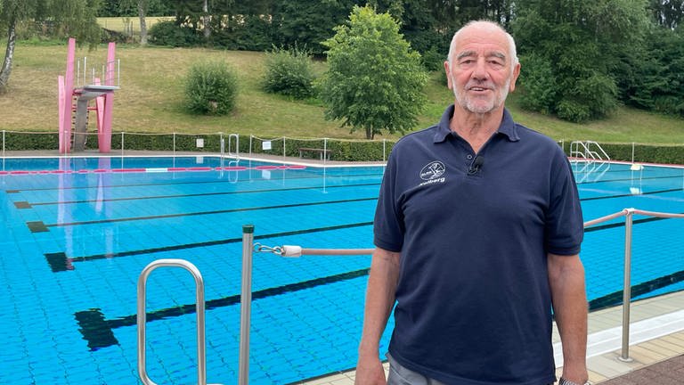 Mit 76 Jahren steht Josef Hausen noch immer am Beckenrand und bringt Kindern und Jugendlichen das Schwimmen bei. (Foto: SWR)
