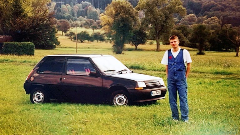 Marcel Russy steht vor seinem Auto (Foto: SWR)
