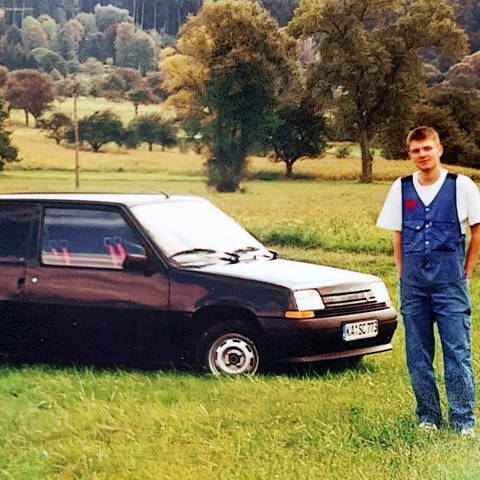 Marcel Russy steht vor seinem Auto (Foto: SWR)