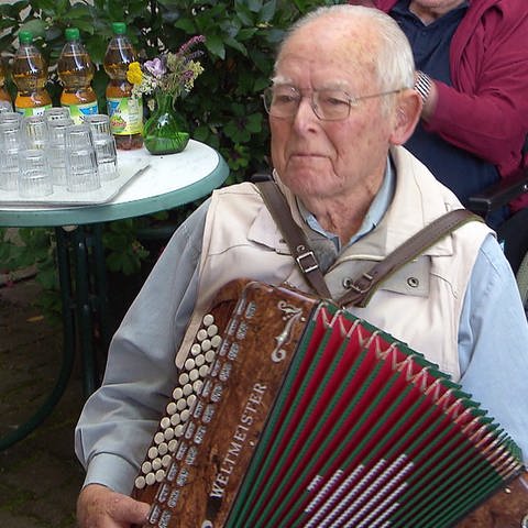 Fritz Isch spielt auch mit 96 Jahren noch Akkordeon. (Foto: SWR)