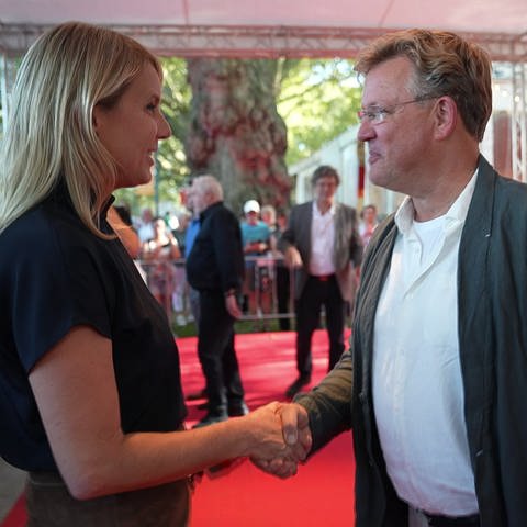 Reporterin Justine Möhl trifft Schauspieler Justus von Dohnányi. (Foto: SWR)