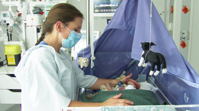 Maxi Heerkens kümmert sich auf der Neugeborenenintensivstation um Frühchen. (Foto: SWR)