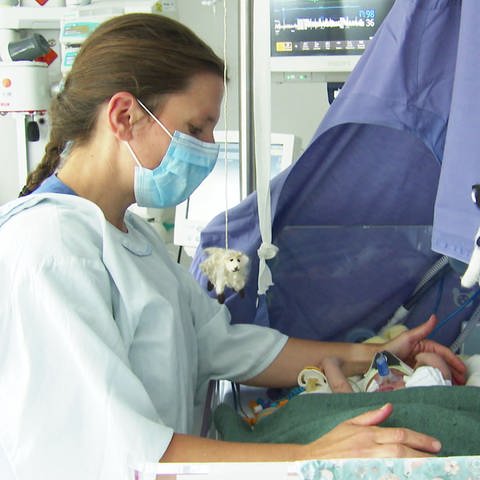 Maxi Heerkens kümmert sich auf der Neugeborenenintensivstation um Frühchen. (Foto: SWR)