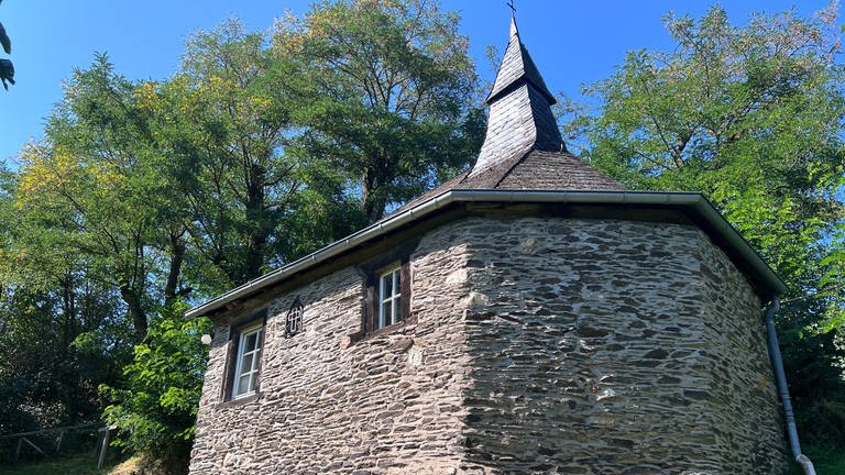Die Felsenkapelle in Naurath (Wald) aus dem 16. Jahrhundert ist die älteste Kapelle im Hochwald und auf Felsen gebaut. (Foto: SWR)