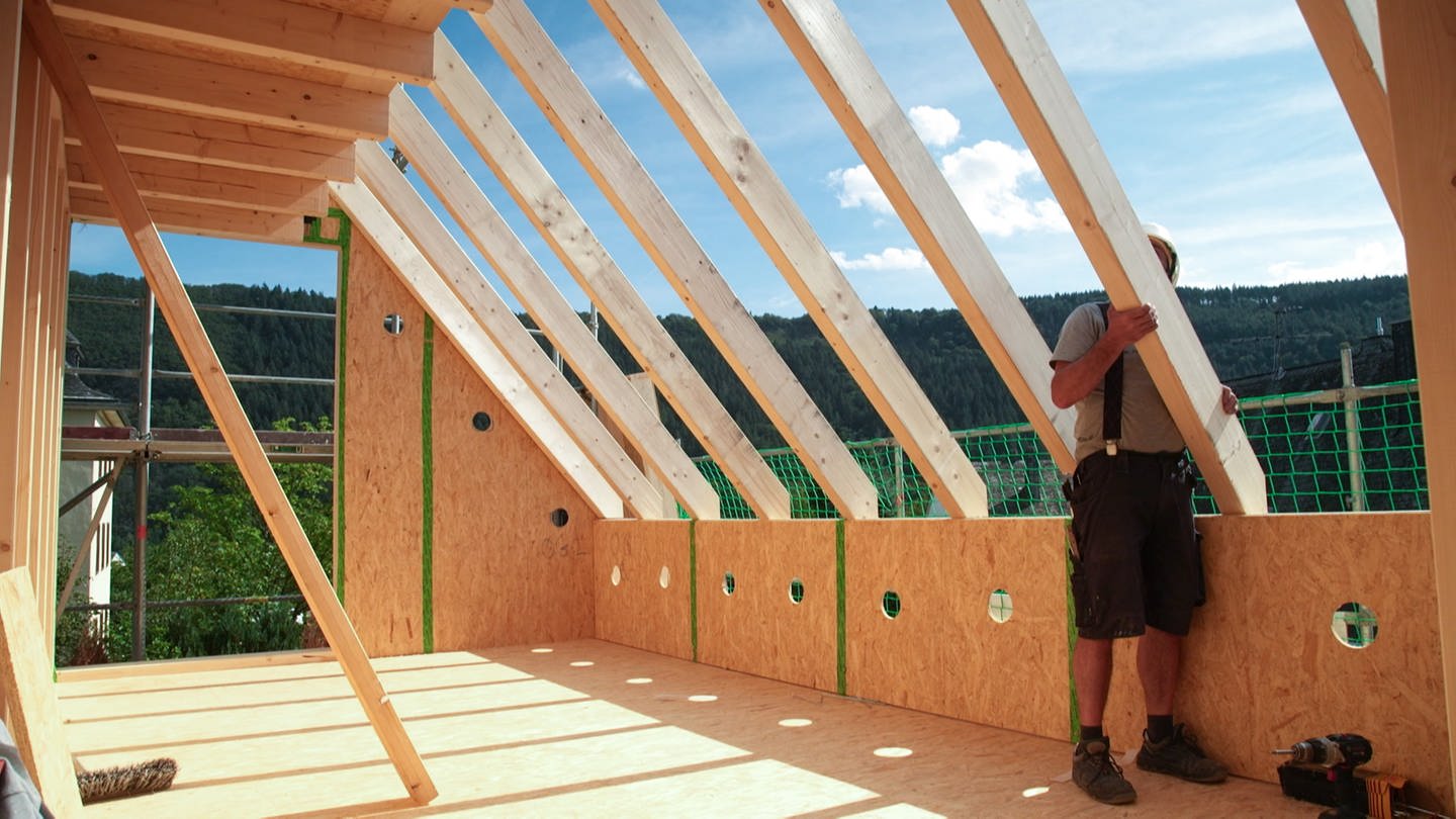 Der Zimmerei-Betrieb Oster hat in Traben-Trarbach soll ein Holzhaus an ein bestehendes Haus anbauen. (Foto: SWR)