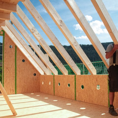Der Zimmerei-Betrieb Oster hat in Traben-Trarbach soll ein Holzhaus an ein bestehendes Haus anbauen. (Foto: SWR)
