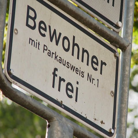 Bisher kostete Anwohnerparken in Mayen 30,70 Euro. Nun soll die Summe um 1.100 Prozent steigen. (Foto: SWR)