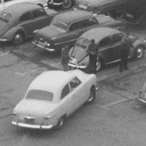 Beim Einweisen von Autos verdienen sich Jugendliche in den 50ern ein Taschengeld dazu. (Foto: SWR)