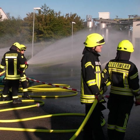 In einer groß angelegten Brand- und Katastrophenschutzübung im Landkreis Alzey-Worms proben 1.000 Feuerwehrleute den Ernstfall. (Foto: SWR)