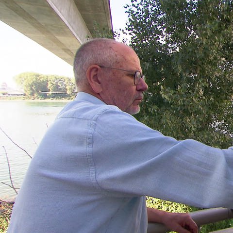 Peter Diehl überwacht die Wasserqualität im Rhein (Foto: SWR)
