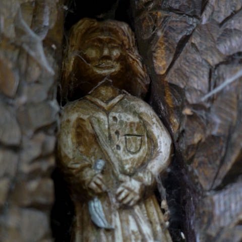 In Holz geschnitzte Frau, Symbol für einen Wanderpfad (Foto: SWR)