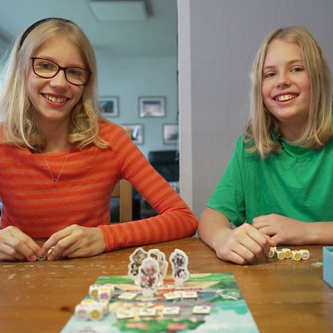 Die Geschwister Maja (14) und Emma (12) haben ein Würfelspiel erfunden: "Sakura Heroes". (Foto: SWR)