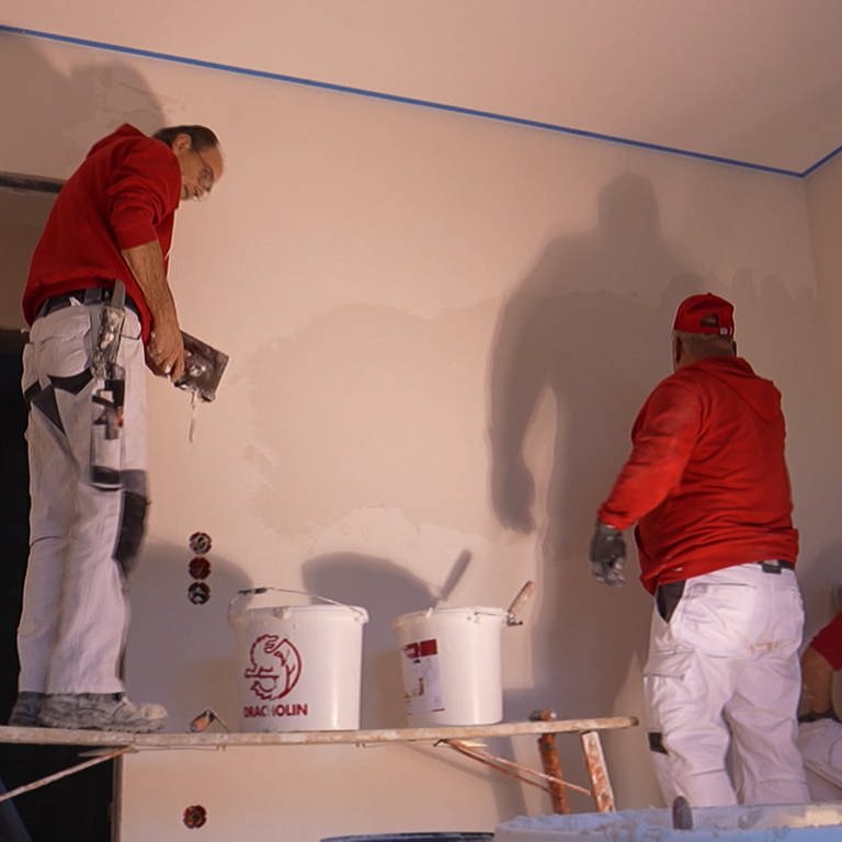 Die Stuckateure der Firma Rückle verputzen Wände in einem Mehrfamilienhaus. (Foto: SWR)