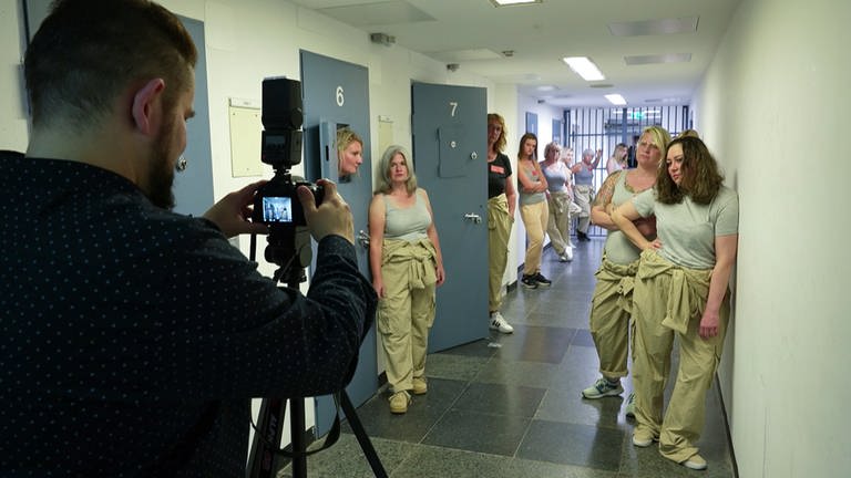 Hier schlüpfen einige Mitarbeiterinnen in die Serie "Hinter Gittern". (Foto: SWR)