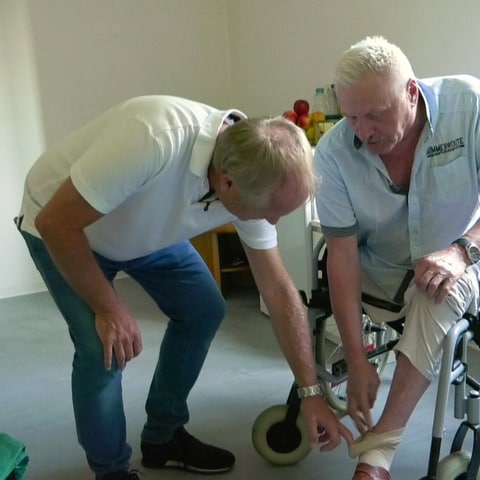 Internist Peter Uebel untersucht Piotr Jakubowski, der in einem Unfall ein Bein verlor. (Foto: SWR)