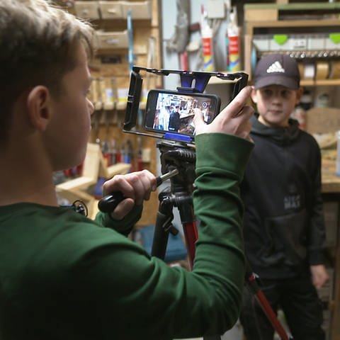 Meistens ist die Werkstatt von Jonas Vater das Filmset. (Foto: SWR)