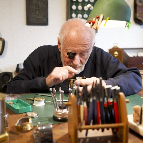 Mario Martignoni aus Lambrecht sammelt Uhren. (Foto: SWR)