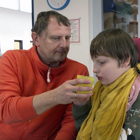 Kai Dietzel hilft seiner Tochter beim Trinken (Foto: SWR)