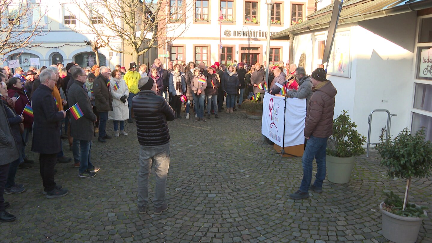 Proteste in der Pfalz gegen AfD-Infostände - Landesschau Rheinland-Pfalz -  TV