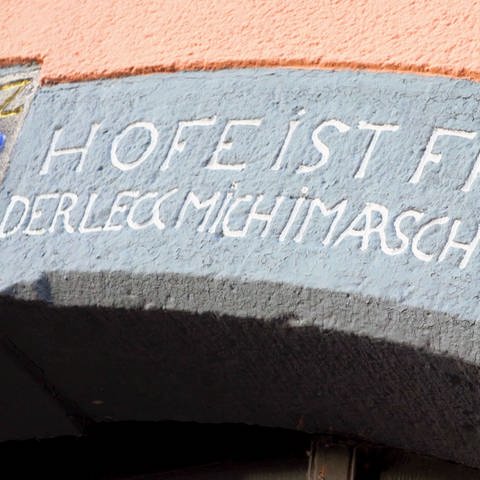 Schriftzug an einem Haus in Koblenz-Neuendorf (Foto: SWR)