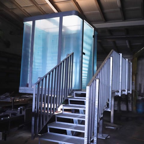 Die Metallbau-Profis aus Wallertheim bauen einen Würfel aus Stahl und Glas. (Foto: SWR)